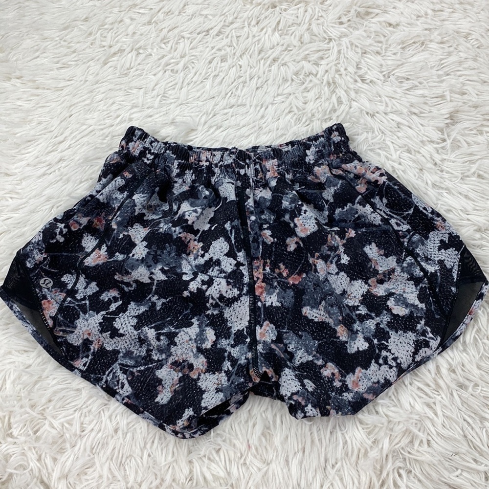 Lululemon Hotty Hot Short II Long 4" Spring Bloom Multi / Black - Picture 5 of 5